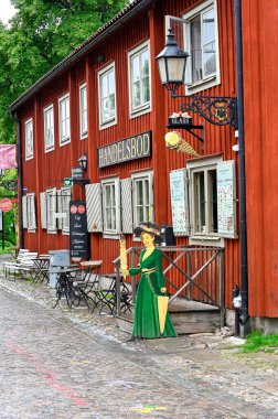 Orebro 'nun eski kasabası Wadkoping' in restoranı eski kırmızı ahşap bina Orebro İsveç 9 Ağustos 2023