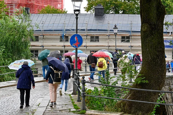 Turyści Spacerujący Kolorowymi Parasolami Zwiedzanie Miasta Orebro Szwecja Sierpień 2023 Obrazek Stockowy