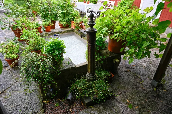 Schöne Wasserspiel Mit Keramikfliesen Garten Schweden August 2023 — Stockfoto