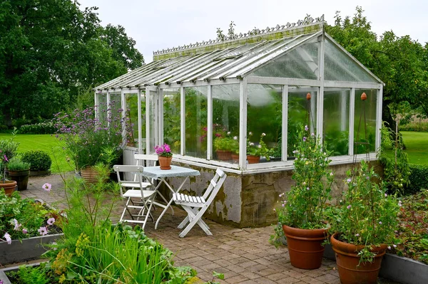 Güzel ev yapımı İsveç yapımı yeşil ev dışındaki oturma alanı 12 Ağustos 2023