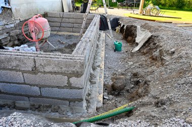 Küçük inşaat alanı, özel ev Kumla İsveç 22 Ağustos 2023 'te yeni bir duvar örüyor.