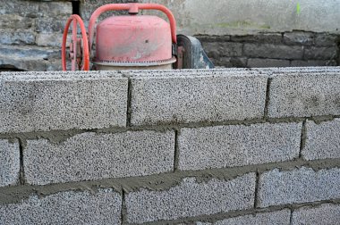 Küçük inşaat alanı, özel ev Kumla İsveç 22 Ağustos 2023 'te yeni bir duvar örüyor.