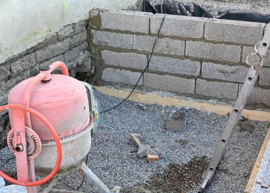 Küçük inşaat alanı, özel ev Kumla İsveç 22 Ağustos 2023 'te yeni bir duvar örüyor.