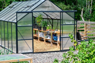 Bahçedeki ekili alanda yeşil bir ev Kumla İsveç 27 Ağustos 2023