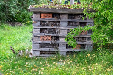 Tahta Euro paletlerinden yapılmış büyük böcek oteli Orebro İsveç 10 Eylül 2023