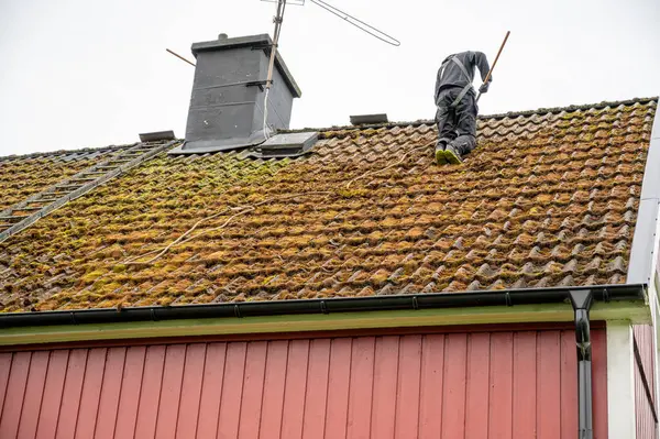 Pracownicy Czyszczący Dachówki Pokryte Mchem Kumla Szwecja Wrzesień 2023 Obraz Stockowy