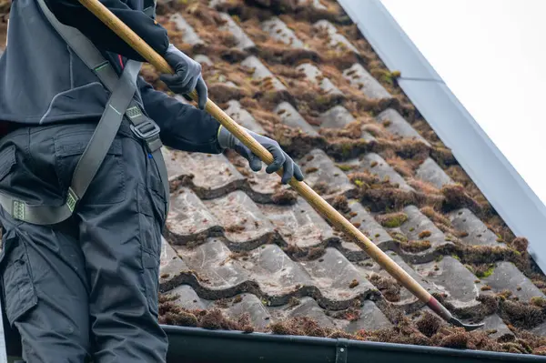 Pracownicy Czyszczący Dachówki Pokryte Mchem Kumla Szwecja Wrzesień 2023 Obrazy Stockowe bez tantiem