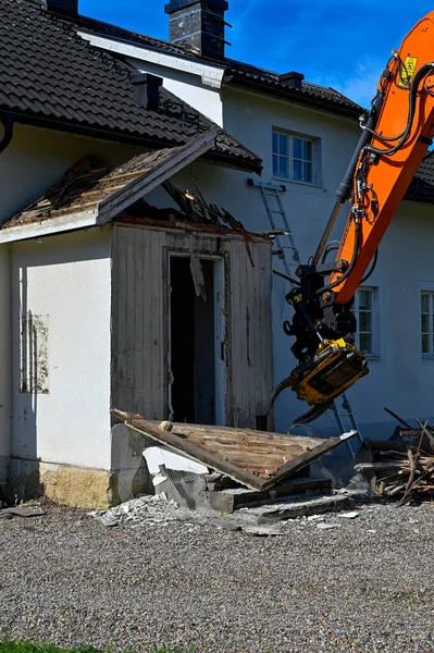 Grande Escavatore Arancione Demolizione Parte Casa Kumla Svezia Agosto 2023 Foto Stock Royalty Free
