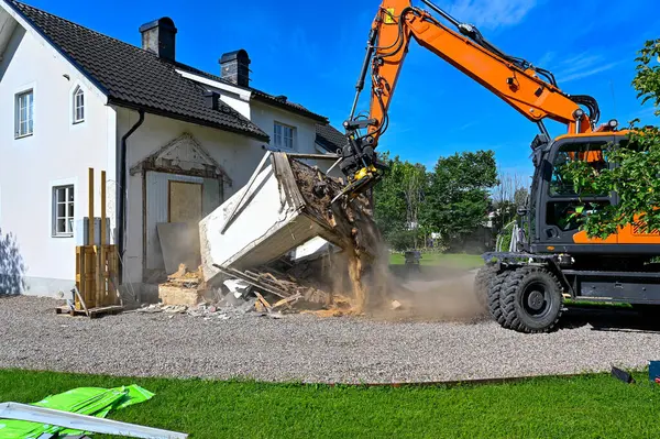 Grande Escavatore Arancione Demolizione Parte Casa Kumla Svezia Agosto 2023 Immagini Stock Royalty Free
