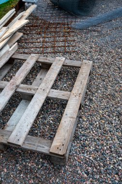 Palet ve ağ kumla inşaat sahasının dışında 18 Ekim 2023