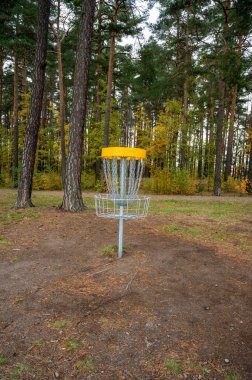 Disk golfü hedefi 19 Ekim 2023 'te Kumla İsveç' te büyük bir parkta duruyor.
