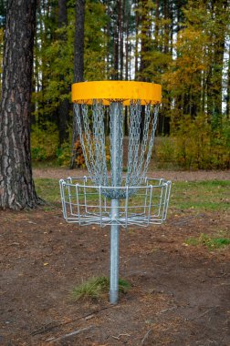 Disk golfü hedefi 19 Ekim 2023 'te Kumla İsveç' te büyük bir parkta duruyor.