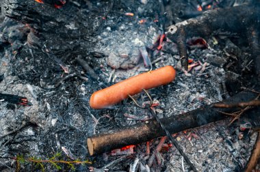 Açık ateşte ızgara sosis Motala İsveç 4 Kasım 2023