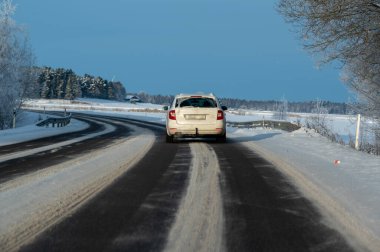 İsveç 'te 3 Aralık 2023' te buzlu kış yolunda araba sürüyor.