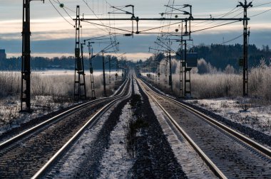 3 Aralık 2023 'te Kumar İsveç demiryolunun düz tarafına bakıyor.