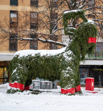 İsveç 'in Orebro Meydanı' ndaki köknar dallarından yapılmış büyük keçi 12 Aralık 2023
