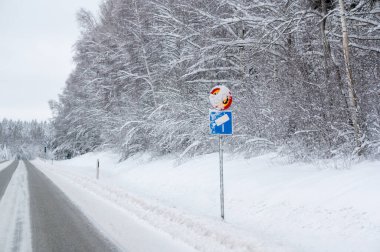 İsveç Ocak 12024 'te hız sınırı ve hız kamerasıyla kaplı tabelalar