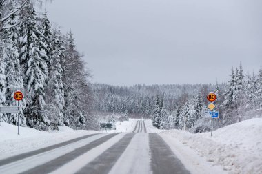 İsveç 'te 1 Ocak 2024' te soğuk bir kış gününde saatte 80 kilometre hız sınırı olan işaretler.