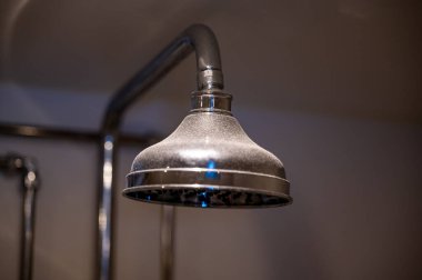 Krom çatı başlığı, İsveç 12 Ocak 2024 'te tozla kaplanmış.