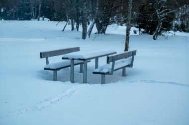 İki sıralı dinlenme alanı ve kar kaplı bir masa Hallsberg İsveç Janyary 18 2024