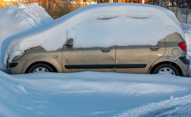 İsveç Kumla 'da normal bir kış günü 19 Ocak 2024' te araba karla kaplandı.