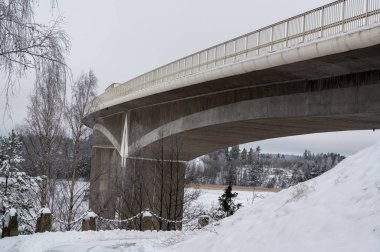 540 metre uzunluğunda bir köprü soğuk bir kış günü Hammarsundet Askersund İsveç 9 Şubat 2024