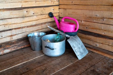 Su kabı ve kürek rüzgâr sığınağı Motala İsveç 9 Şubat 2024