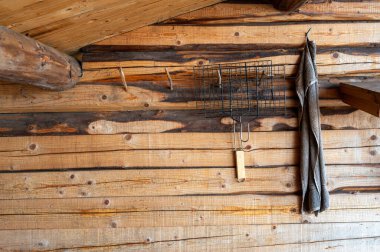 Izgara ızgara ve havlu asılı duvardan rüzgar sığınağı Motala İsveç 9 Şubat 2024