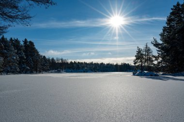 Vastanvik Motala 'dan 9 Şubat 2024' e kadar Vattern Gölü 'ndeki su ve buzun üzerindeki güzel manzara.