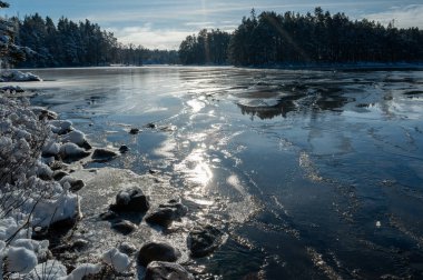 Vastanvik Motala 'dan 9 Şubat 2024' e kadar Vattern Gölü 'ndeki su ve buzun üzerindeki güzel manzara.