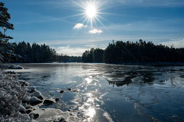 Vastanvik Motala 'dan 9 Şubat 2024' e kadar Vattern Gölü 'ndeki su ve buzun üzerindeki güzel manzara.