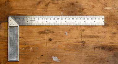 İsveç 22 Şubat 2024 'te ahşap tezgahtaki paslanmaz L Meydanı' nı kapatın.