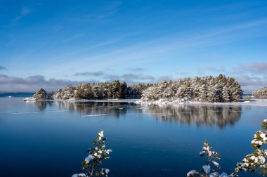 9 Şubat 2024 'te büyük Vattern Motala Gölü' nde adalara bakıyor ve buzları temizliyordu.