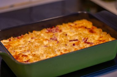 İsveç makarnalı puding fırından altın sarısı puding 27 Mart 2024