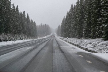 İsveç karla kaplı ormanın içinden dümdüz yol 16 Mart 2024