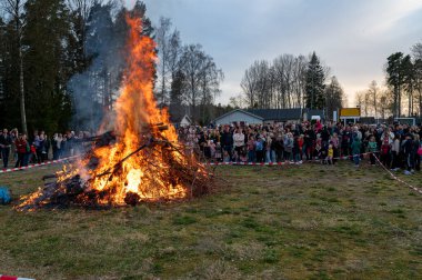 Walpurgis kutlamaları büyük şenlik ateşi ve oyunlar ile Kumla İsveç 30 Nisan 2024 büyük bir kalabalık ile