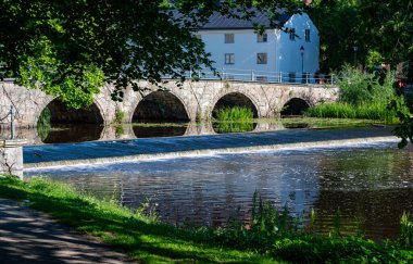 Orebro şehir merkezindeki taşlardan yapılmış eski kemer köprüsü 25 Haziran 2024