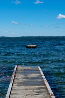 Tahta iskeleli banyo merdiveni ve yüzen iskeletiyle 11 Ağustos 2024 'te Vattern Motala Gölü' nde