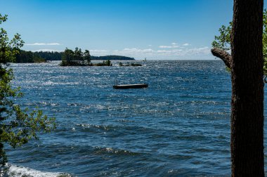 11 Ağustos 2024 'te yüzen iskeletiyle Vattern Motala Gölü' ne bakıyorum.