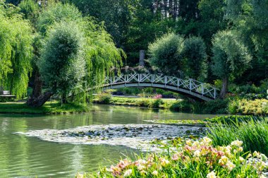 30 Temmuz 2024 'te Kumla İsveç' te köprüden adaya kadar uzanan manzara göleti