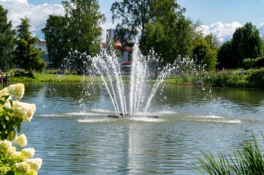 30 Temmuz 2024 'te Kumla İsveç göletinde su püskürten çeşme.