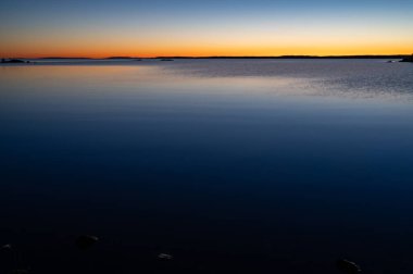 Vattern Gölü üzerinde güzel bir günbatımı Vastanvik Motala İsveç 3 Ekim 2024