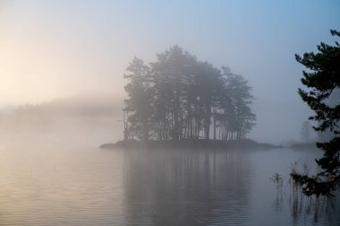 Gün doğumu sisli, sakin bir sabah Motala İsveç 4 Ekim 2024