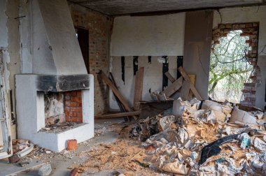 11 Kasım 2024 içinde enkaz dolu terk edilmiş eski bir ev.