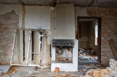 11 Kasım 2024 içinde enkaz dolu terk edilmiş eski bir ev.