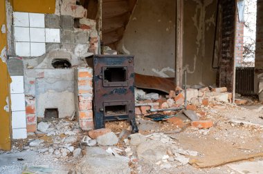 11 Kasım 2024 içinde enkaz dolu terk edilmiş eski bir ev.