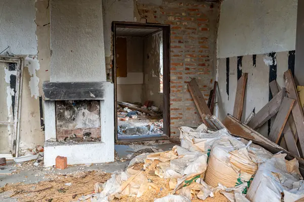 11 Kasım 2024 içinde enkaz dolu terk edilmiş eski bir ev.