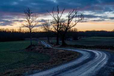 Ocak 2025 'te Hallsberg İsveç' te tarlalarda ıslak, yumuşak çakıl yolu