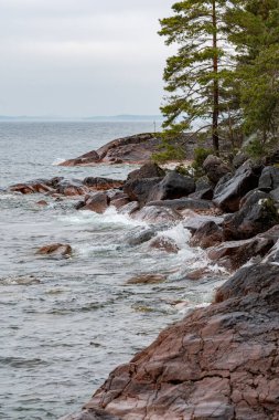 Küçük dalgalar ve kayaların üzerindeki beyaz su Motala İsveç 22 Şubat 2025