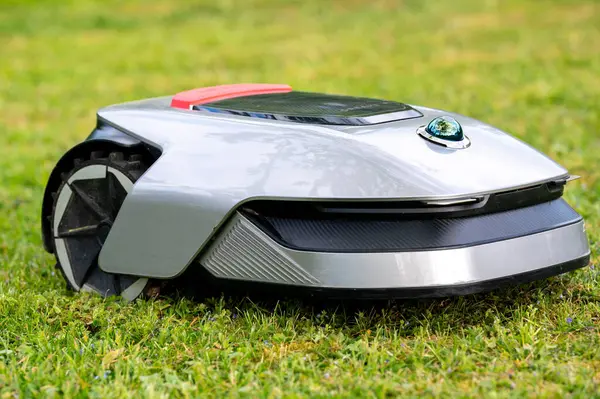 Çevre teli olmayan robot çim biçme makinesi mükemmel çim biçme İsveç 24 Mayıs 2025